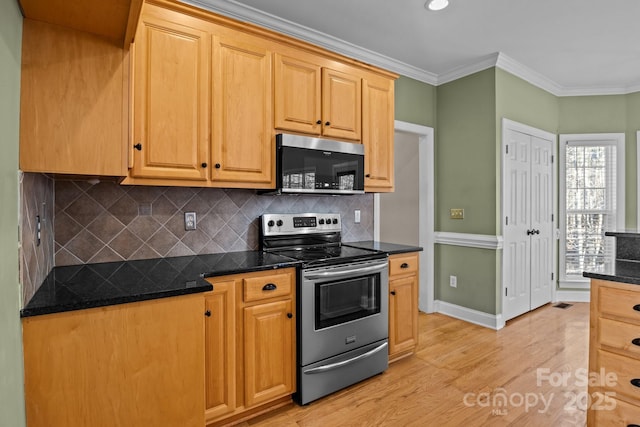 kitchen featuring stainless steel appliances, ornamental molding, light wood-type flooring, and tasteful backsplash