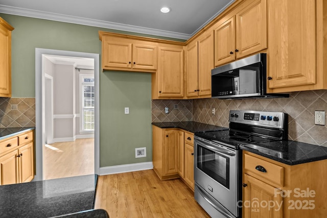 kitchen with light wood-style flooring, electric range, baseboards, tasteful backsplash, and crown molding