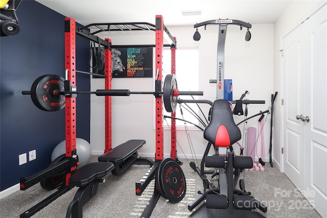 exercise area featuring visible vents and baseboards