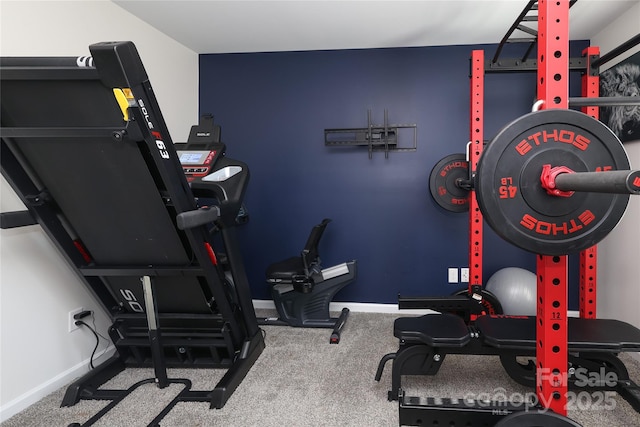 exercise room with carpet and baseboards