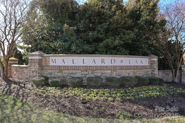 view of community / neighborhood sign