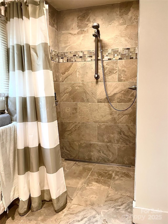 full bathroom featuring tiled shower