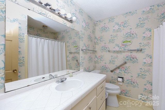 full bathroom featuring a shower with curtain, vanity, toilet, and wallpapered walls