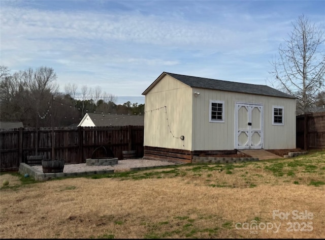 view of outdoor structure with an outdoor structure and a fenced backyard