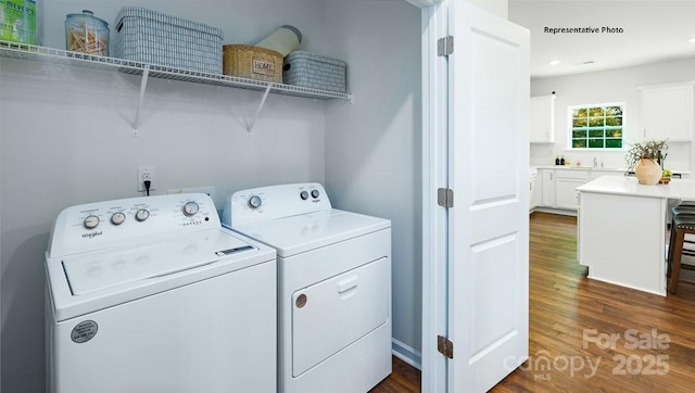 laundry room with recessed lighting, dark wood finished floors, laundry area, a sink, and independent washer and dryer