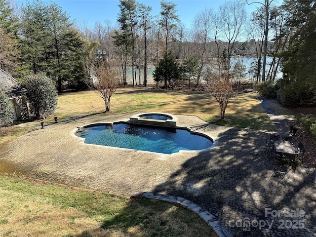 view of pool featuring a pool with connected hot tub and a lawn