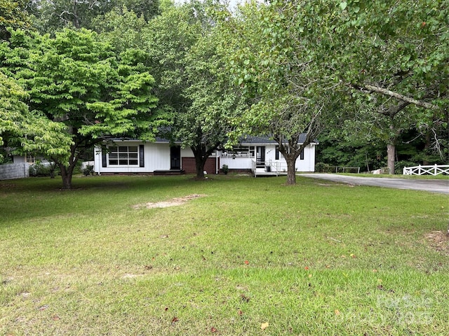 view of yard with driveway