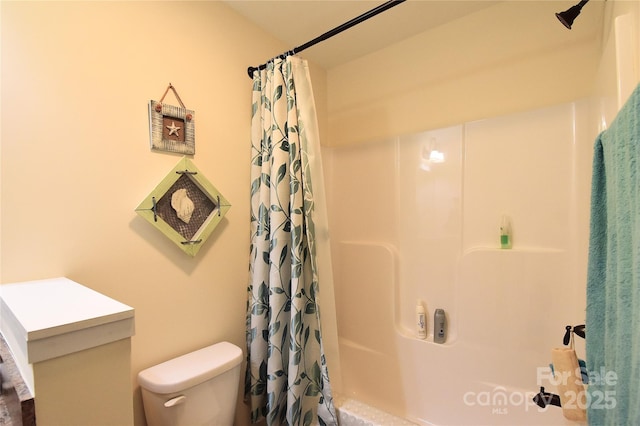 full bathroom featuring shower / bathtub combination with curtain and toilet