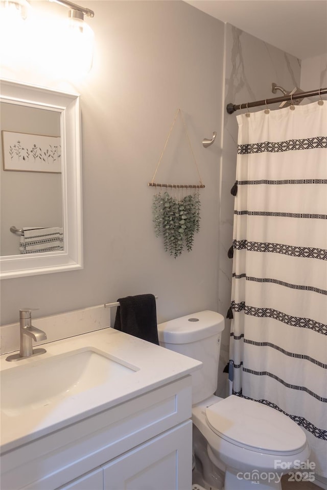 full bathroom with toilet, a shower with curtain, and vanity