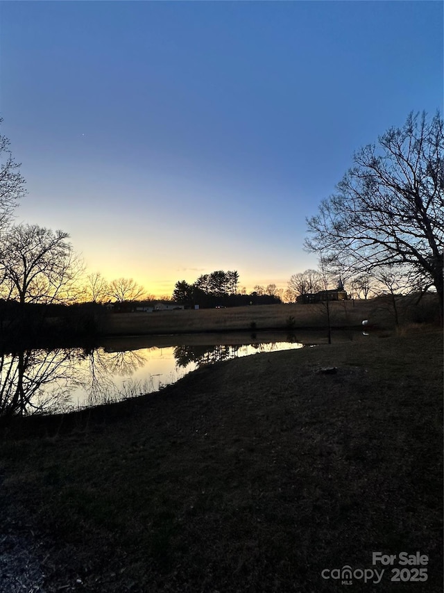 view of yard featuring a water view