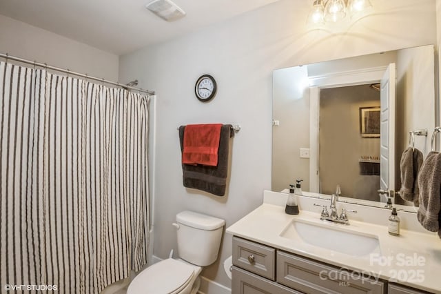 full bathroom with curtained shower, visible vents, vanity, and toilet