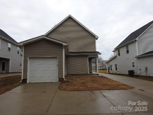 view of front facade featuring driveway and an attached garage