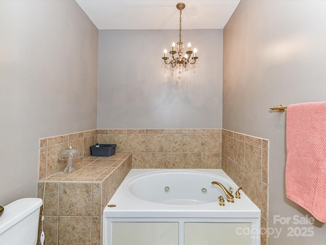 full bathroom with a chandelier, toilet, and a tub with jets