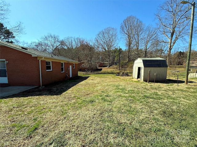 view of yard featuring a shed and an outdoor structure