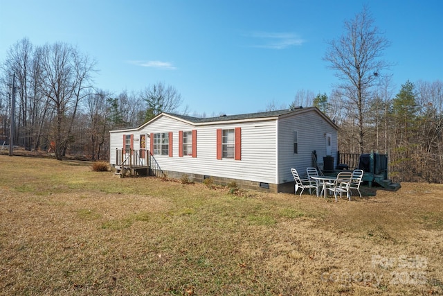 view of front of property with crawl space and a front lawn