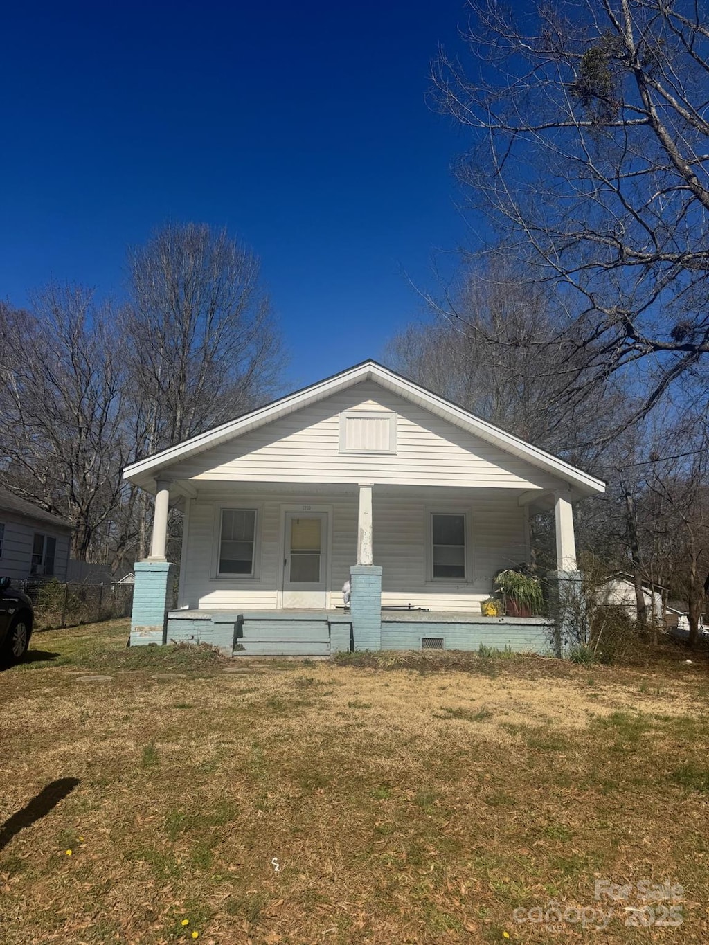 view of front of property featuring a porch and a front lawn