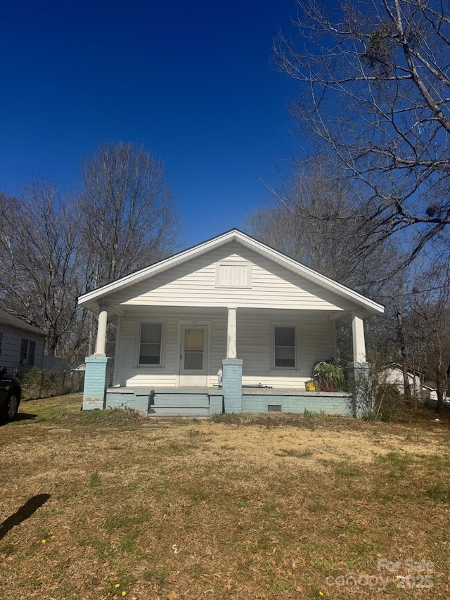 view of front of property featuring a porch and a front lawn