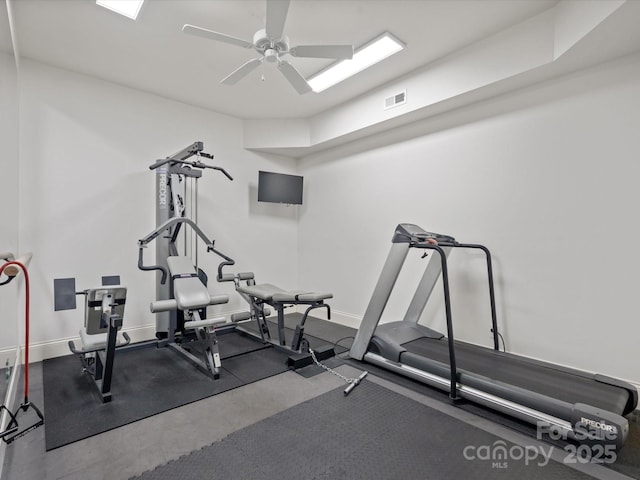 workout area featuring ceiling fan, visible vents, and baseboards