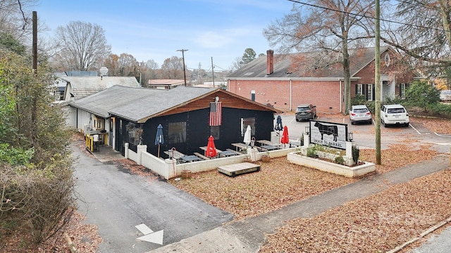 view of front of home featuring a garden