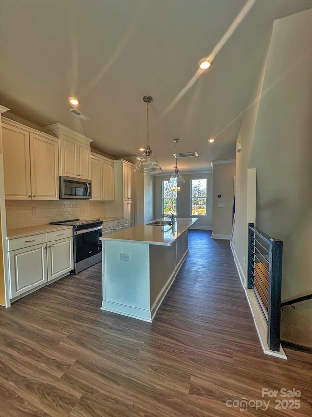 kitchen featuring stainless steel appliances, visible vents, backsplash, dark wood-style floors, and decorative light fixtures