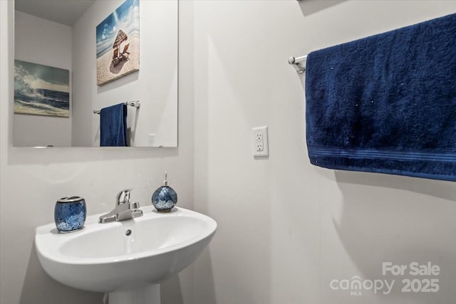 bathroom featuring a sink