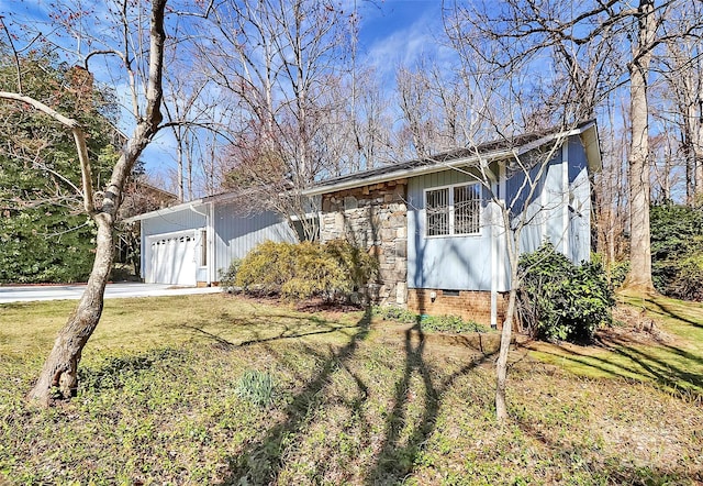 view of front of house with a front lawn and crawl space