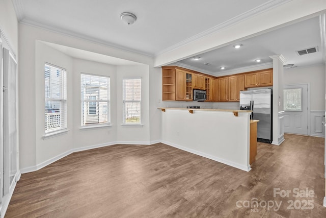 kitchen featuring open shelves, stainless steel appliances, visible vents, a peninsula, and a kitchen breakfast bar