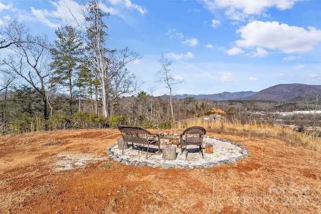 view of yard featuring a mountain view