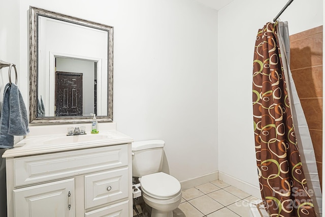 full bath featuring tile patterned flooring, toilet, a shower with shower curtain, vanity, and baseboards