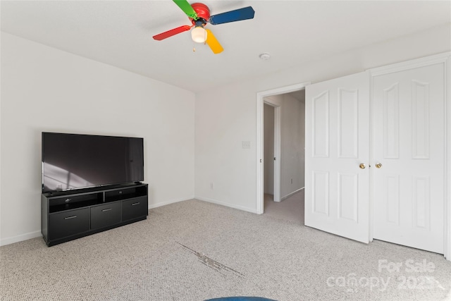 living area featuring baseboards, carpet, and ceiling fan