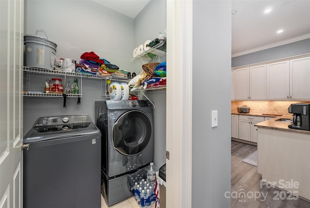 laundry area featuring light wood-style floors, recessed lighting, crown molding, and independent washer and dryer