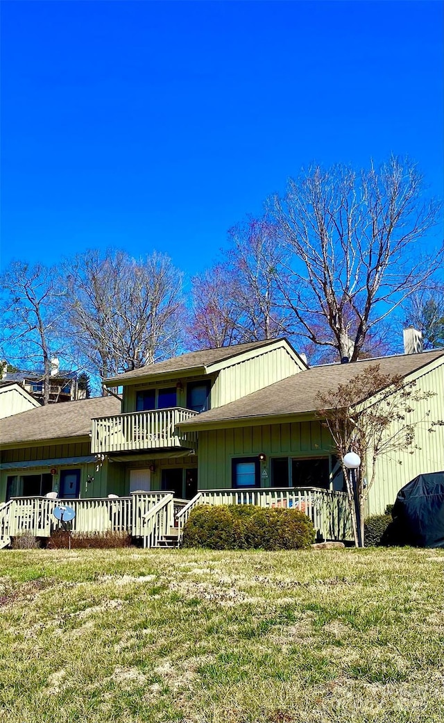 exterior space featuring a front yard