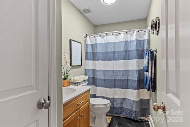 bathroom with a shower with curtain, visible vents, vanity, and toilet