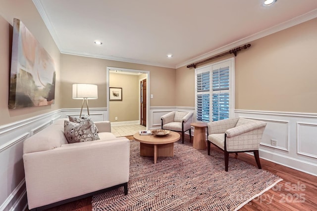 sitting room featuring recessed lighting, wood finished floors, wainscoting, and crown molding