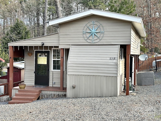 view of front of house featuring a shed and an outdoor structure