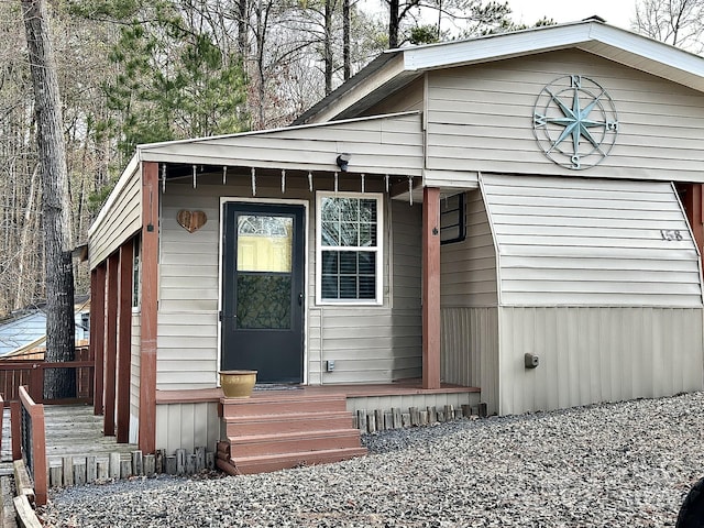 entrance to property featuring a porch