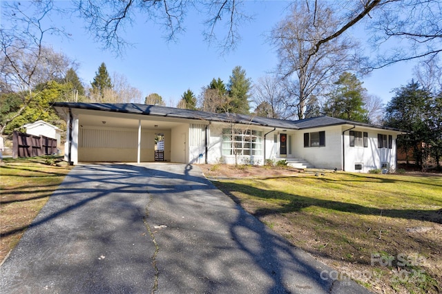 view of front of house featuring driveway, a carport, and a front yard