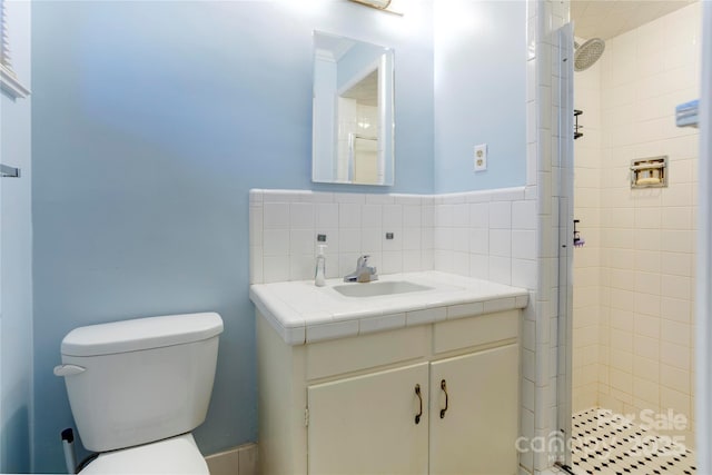 full bathroom featuring toilet, a stall shower, and vanity