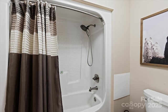 bathroom featuring toilet and shower / bath combo with shower curtain