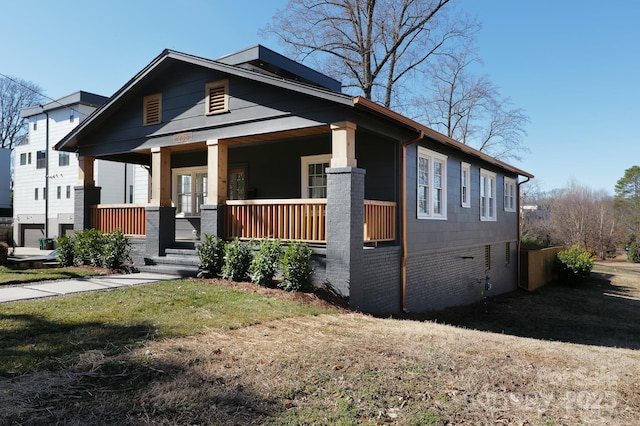 view of front facade with covered porch and a front lawn