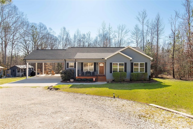 view of front of home featuring driveway, a porch, a front lawn, and an attached carport