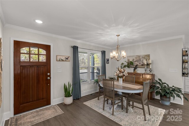 dining area featuring dark wood-style floors, a notable chandelier, visible vents, ornamental molding, and baseboards