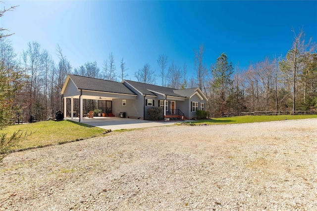 ranch-style house featuring driveway and a front yard