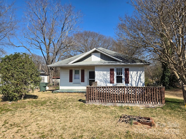 view of front of property featuring a front lawn