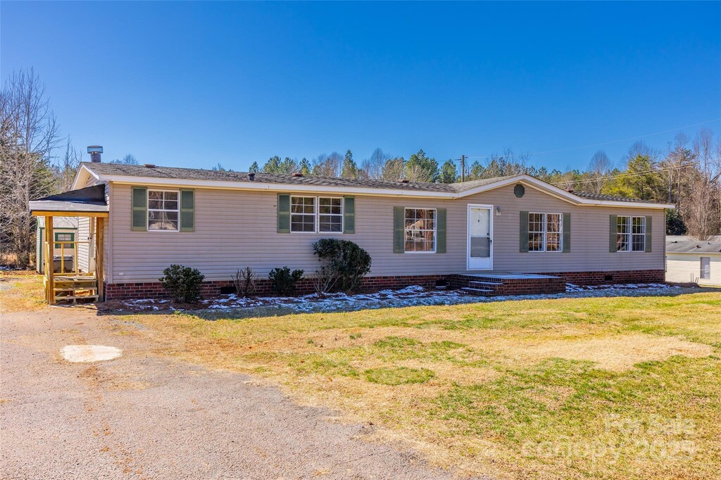view of front of home with crawl space and a front yard