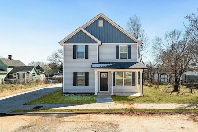 view of front facade featuring fence and a front yard