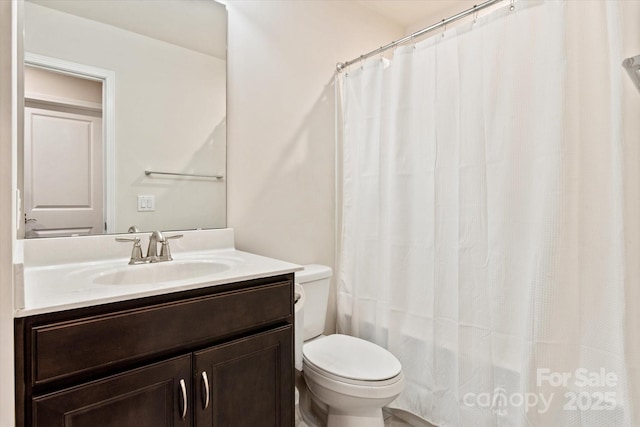 full bathroom featuring a shower with curtain, vanity, and toilet