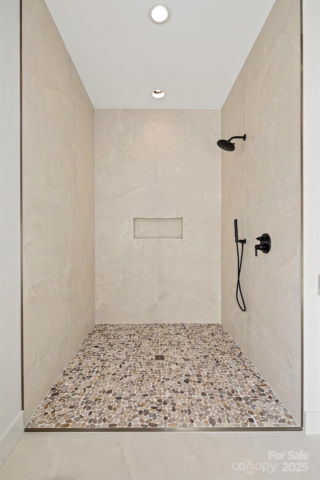 full bath with tiled shower