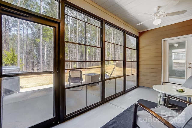 sunroom featuring ceiling fan