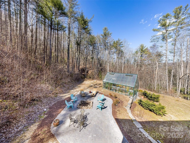 bird's eye view with a wooded view